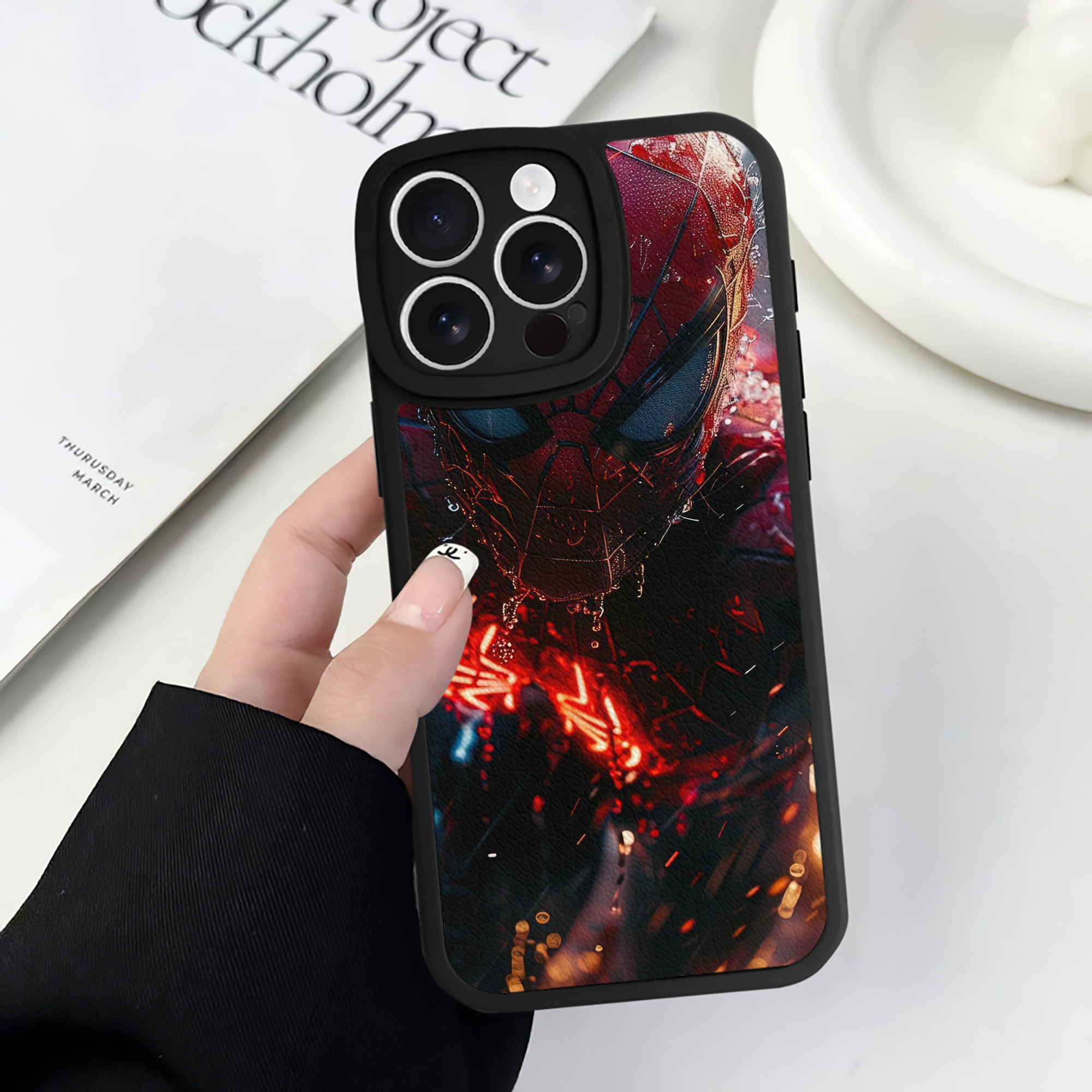 Spider Man スパイダーマン 【iPhone 16シリーズ対応】シリコンスマホケース（レザー調） 材質：シリコン